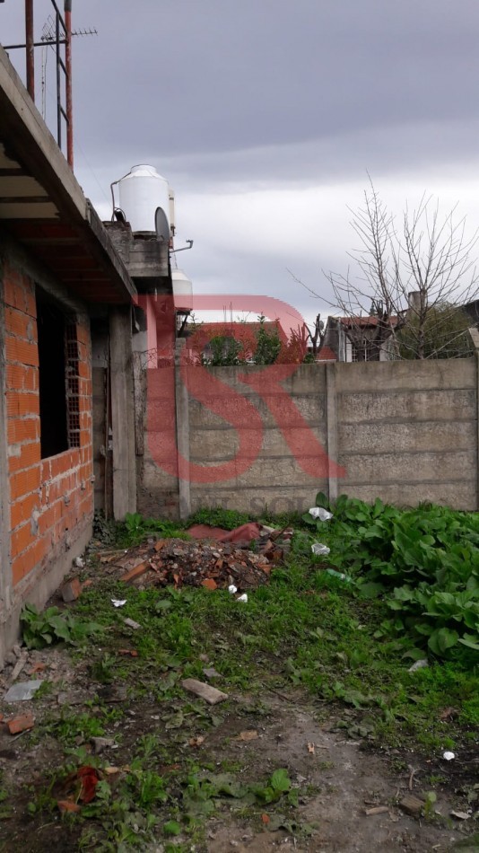RB - Lote con vivienda de hormigon en construccion de dos plantas a terminar cerca del Cruce Varela