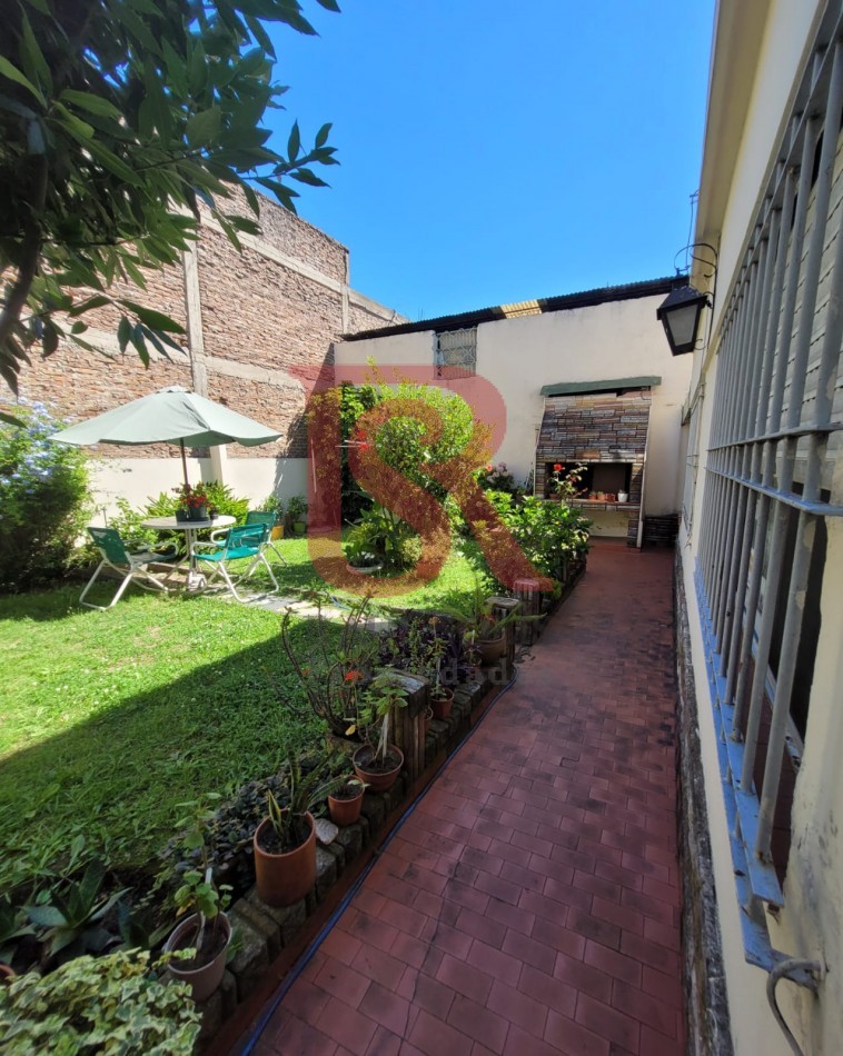 ES. PH AL FRENTE 4 AMBIENTES CON COCHERA Y JARDIN CON PARRILLA - APTO CREDITO-