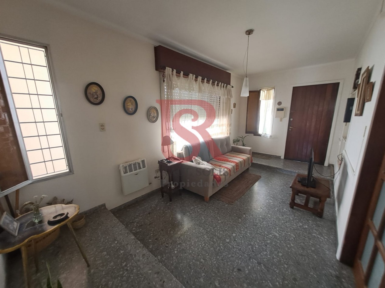 GZ - Casa tres ambientes Excelente  Estado  cochera 