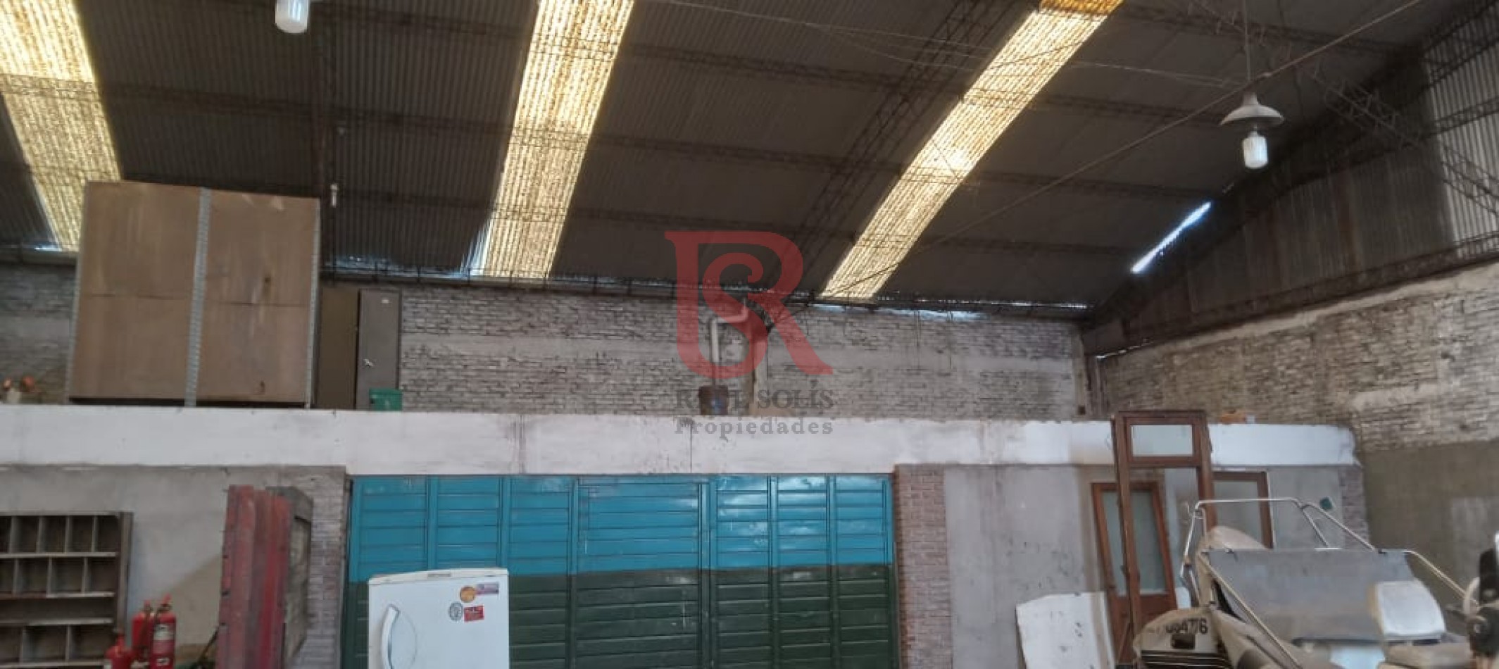 LP - Alquiler gran galpon con nave a metros del acceso en Villa Dominico