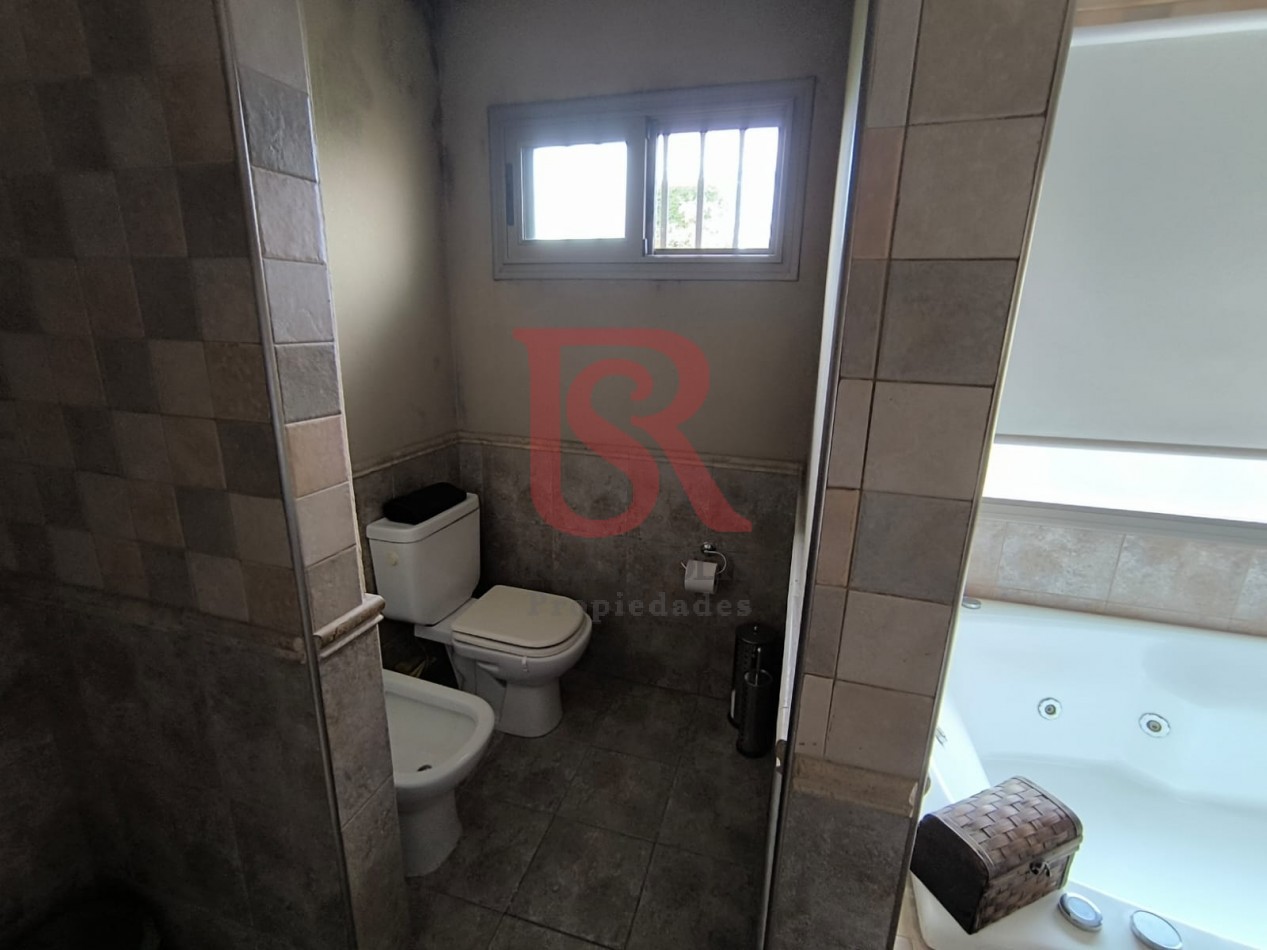 LP - RETASADA Hermosa casa 4 ambientes con quincho, pileta y garaje en Quilmes centro