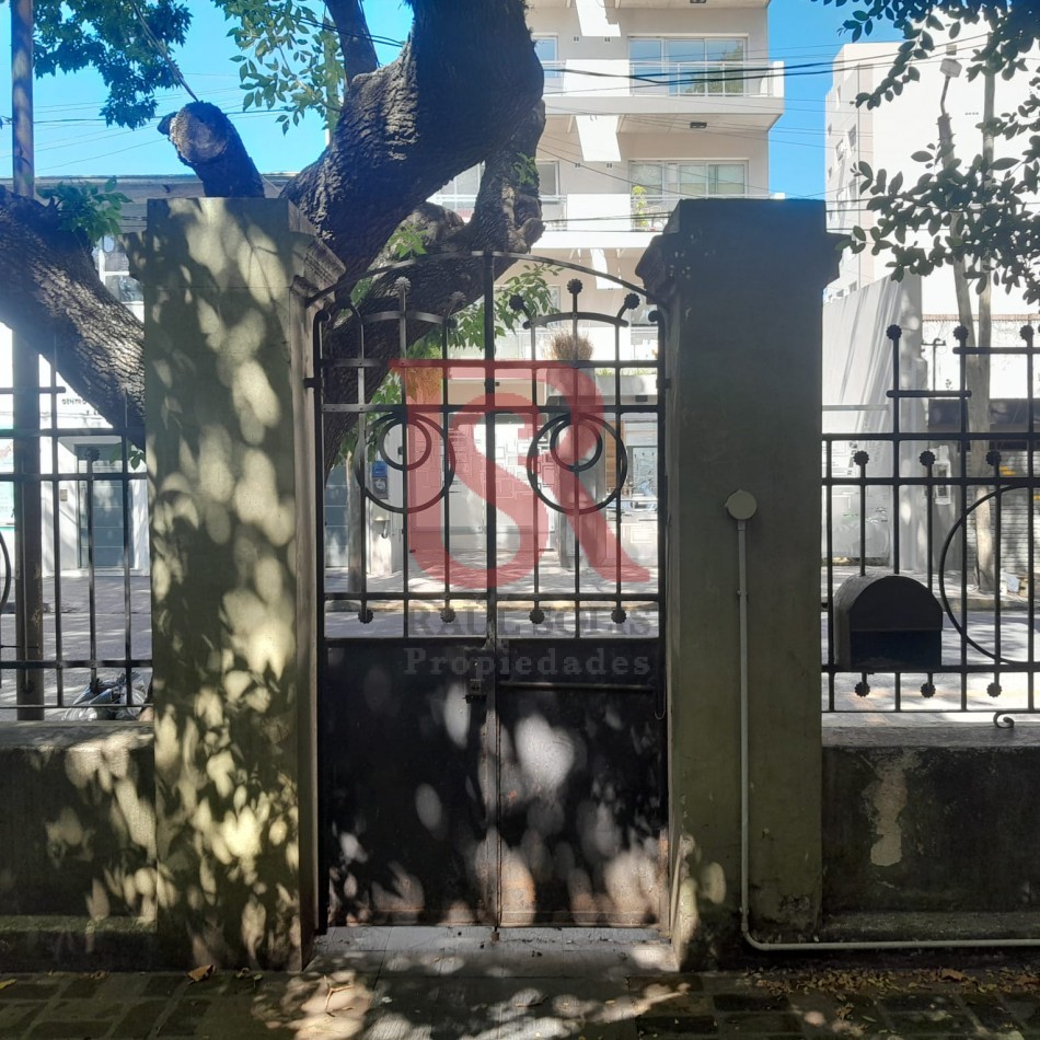 Excelente casa/lote en venta!!! Inmejorable ubicacion Amplia propiedad, sobre un terreno de 8,66 x 38,5 mts. En una ubicacion inmejorable, ideal para emprendimiento o desarrollo inmobiliario. Casa con amplio hall de entrada, living-comedor a la calle con