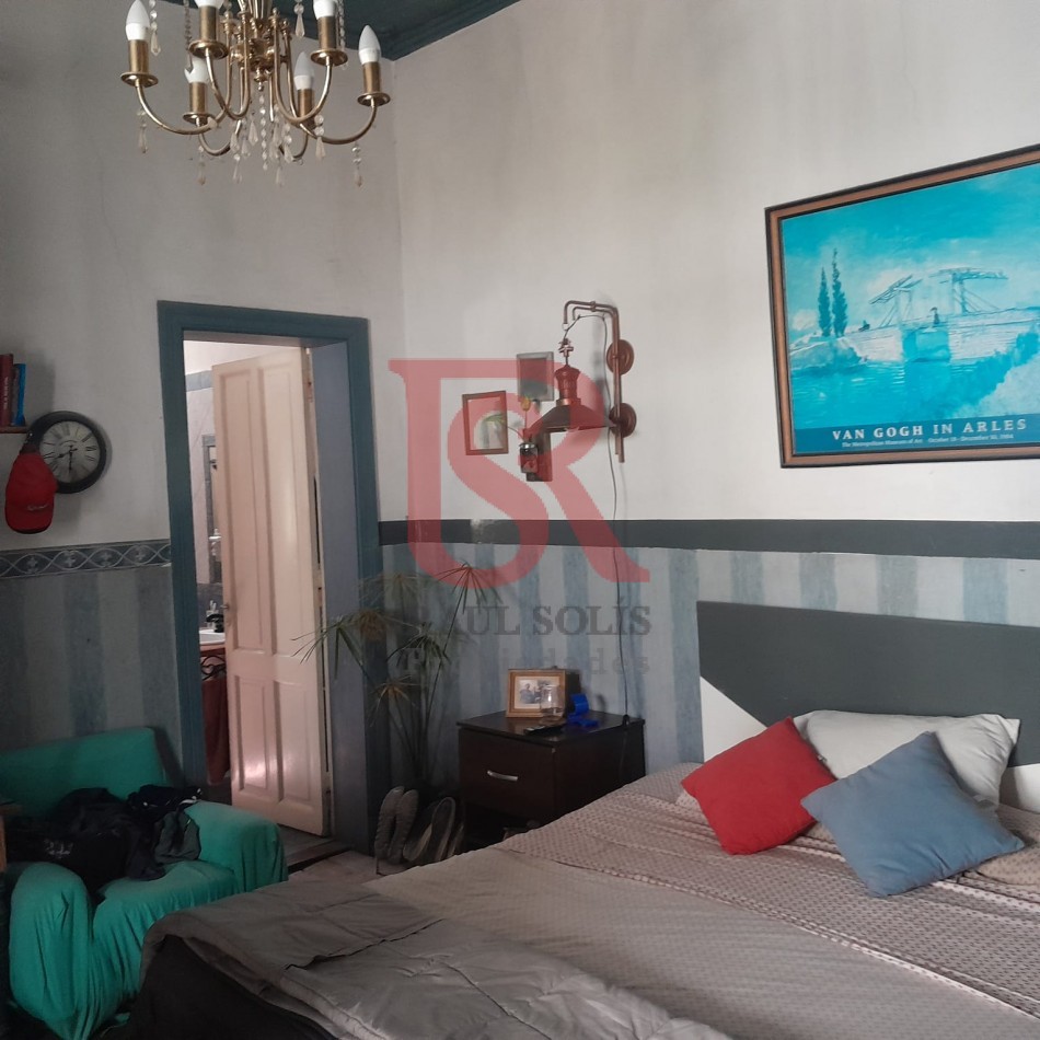 Excelente casa/lote en venta!!! Inmejorable ubicacion Amplia propiedad, sobre un terreno de 8,66 x 38,5 mts. En una ubicacion inmejorable, ideal para emprendimiento o desarrollo inmobiliario. Casa con amplio hall de entrada, living-comedor a la calle con