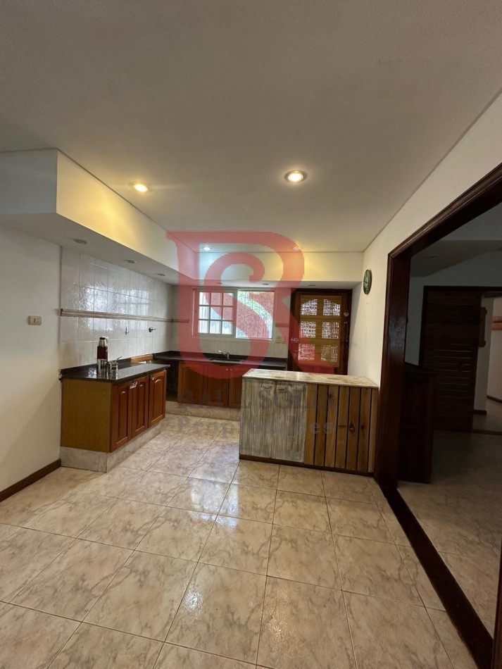 AV- Amplia casa en venta a pocas cuadras del mar