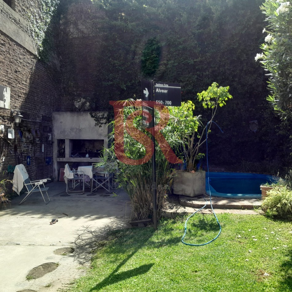 Excelente casa/lote en venta!!! Inmejorable ubicacion Amplia propiedad, sobre un terreno de 8,66 x 38,5 mts. En una ubicacion inmejorable, ideal para emprendimiento o desarrollo inmobiliario. Casa con amplio hall de entrada, living-comedor a la calle con