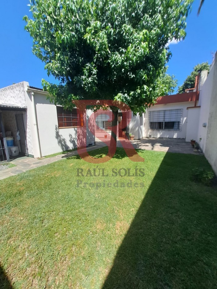 GZ - Casa tres ambientes Excelente  Estado  cochera 