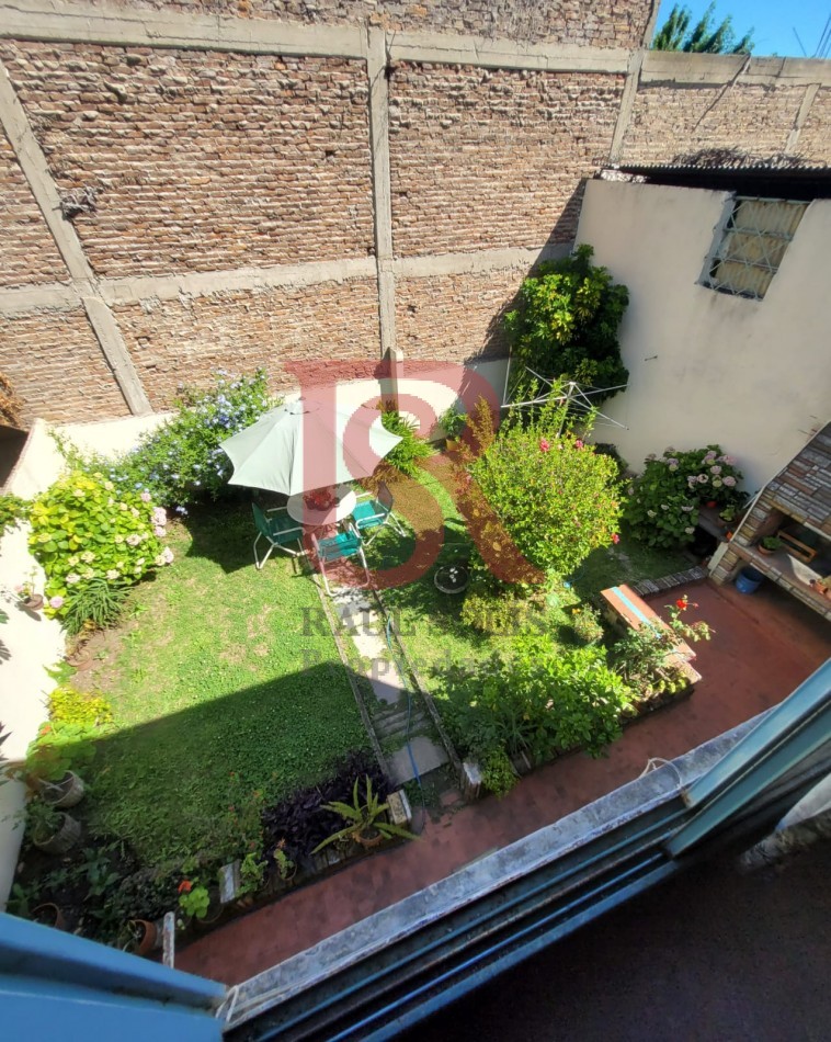 ES. PH AL FRENTE 4 AMBIENTES CON COCHERA Y JARDIN CON PARRILLA - APTO CREDITO-