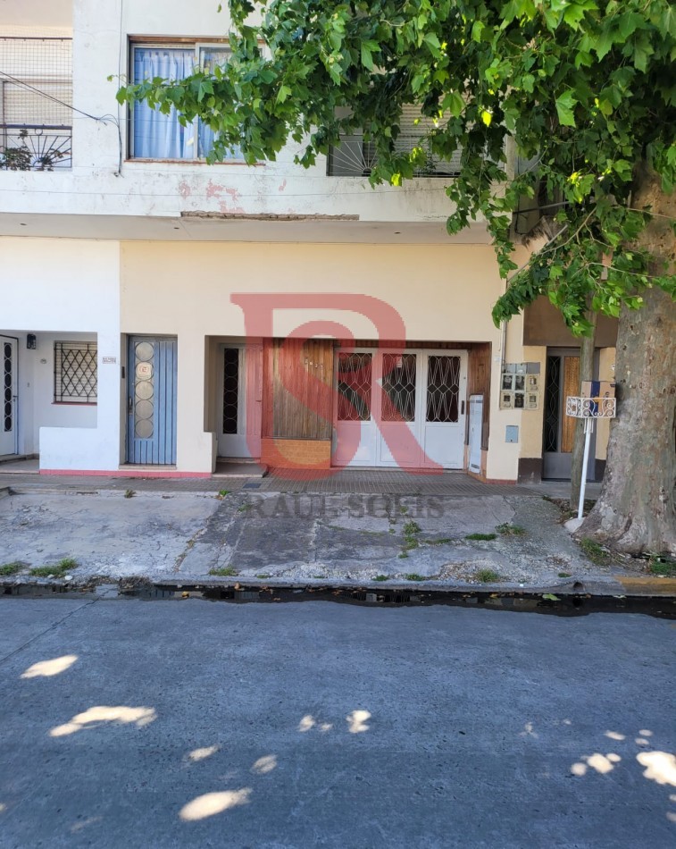 ES. PH AL FRENTE 4 AMBIENTES CON COCHERA Y JARDIN CON PARRILLA - APTO CREDITO-
