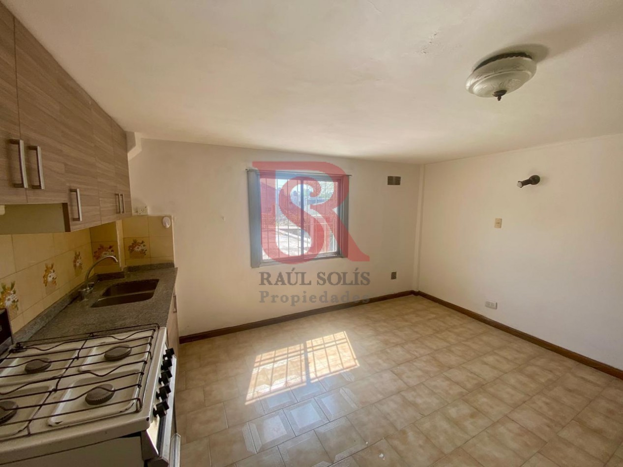 AM. Casa 3 ambientes con Local