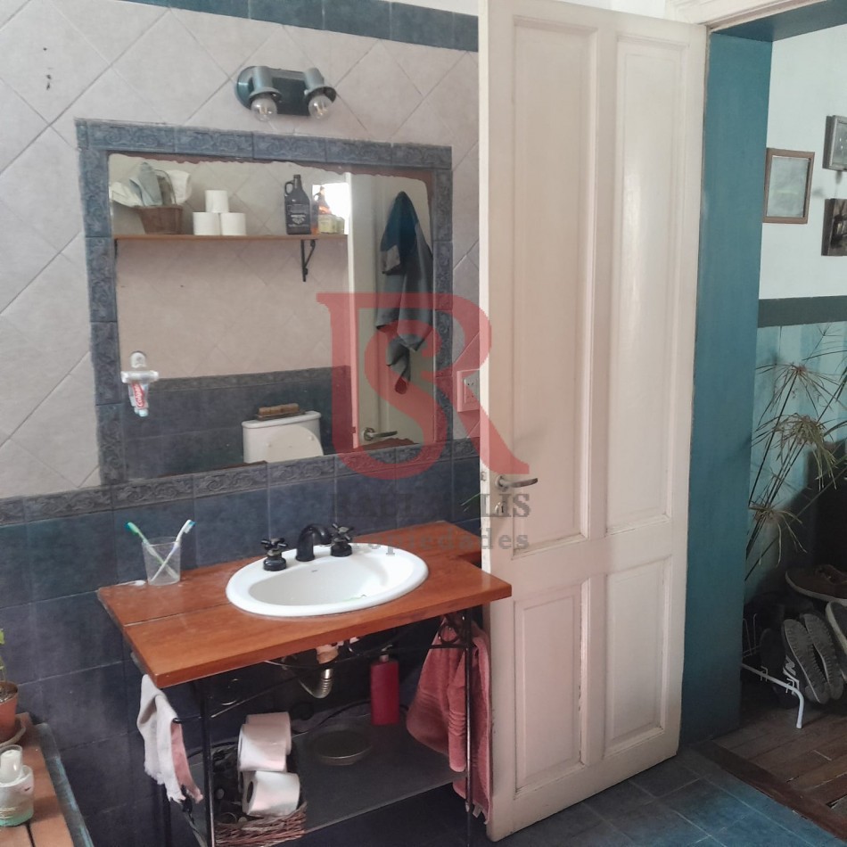 Excelente casa/lote en venta!!! Inmejorable ubicacion Amplia propiedad, sobre un terreno de 8,66 x 38,5 mts. En una ubicacion inmejorable, ideal para emprendimiento o desarrollo inmobiliario. Casa con amplio hall de entrada, living-comedor a la calle con