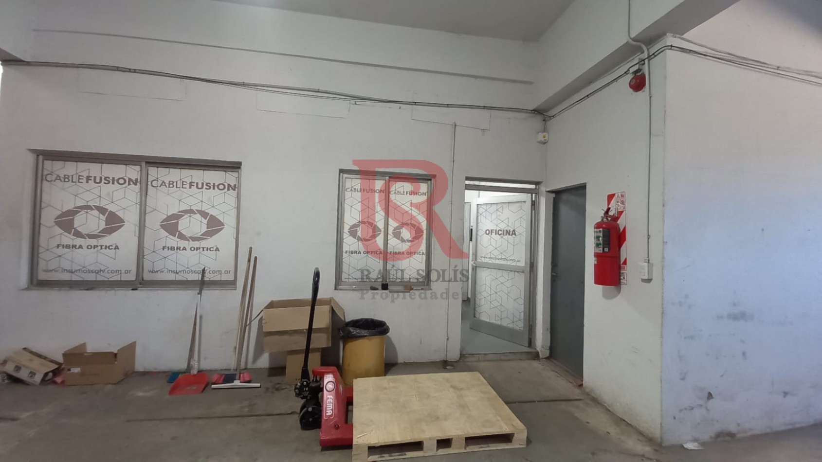 DN - Galpon con oficinas y dos baños en venta!! Av. La Plata