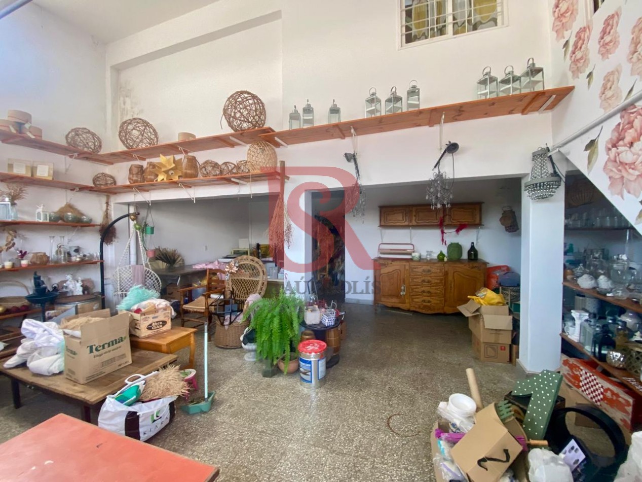 AM. Casa 3 ambientes con Local