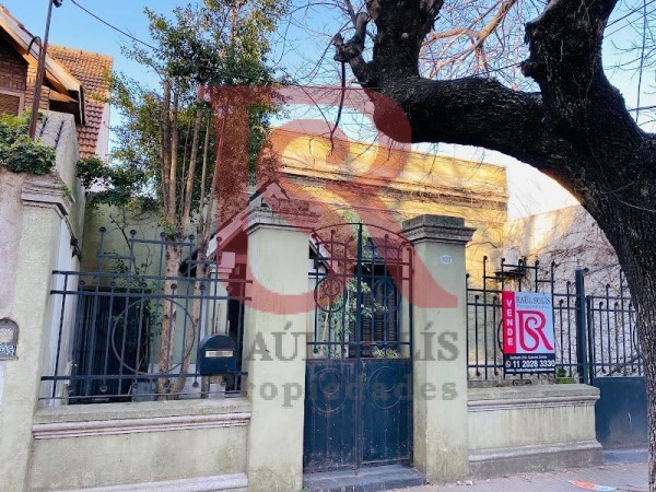 Excelente casa/lote en venta!!! Inmejorable ubicacion Amplia propiedad, sobre un terreno de 8,66 x 38,5 mts. En una ubicacion inmejorable, ideal para emprendimiento o desarrollo inmobiliario. Casa con amplio hall de entrada, living-comedor a la calle con