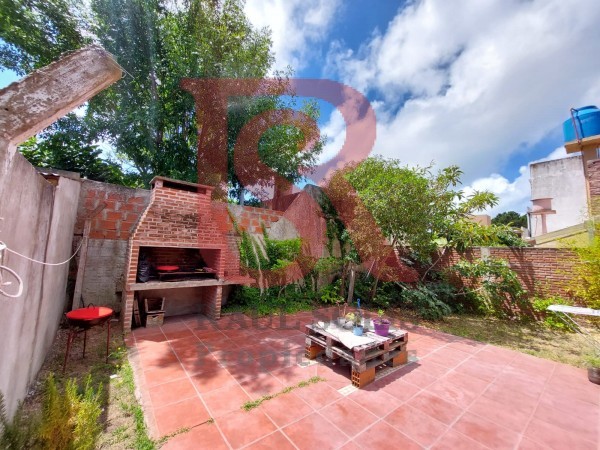 AV- Amplia casa en venta a pocas cuadras del mar