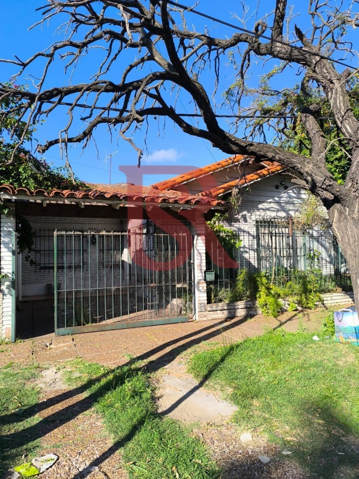 LP - venta hermosa casa con patio y parrilla a metros de la estacion de Don Bosco