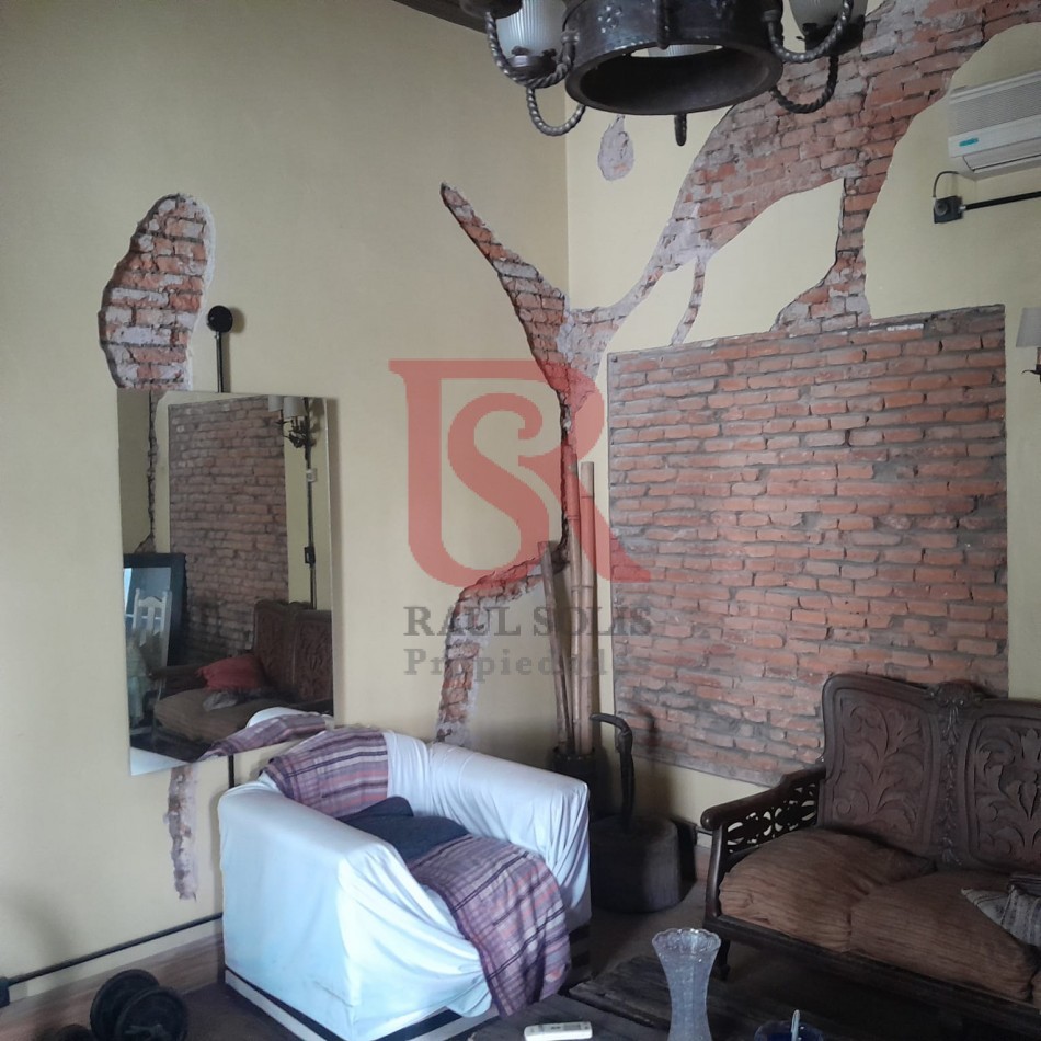 Excelente casa/lote en venta!!! Inmejorable ubicacion Amplia propiedad, sobre un terreno de 8,66 x 38,5 mts. En una ubicacion inmejorable, ideal para emprendimiento o desarrollo inmobiliario. Casa con amplio hall de entrada, living-comedor a la calle con