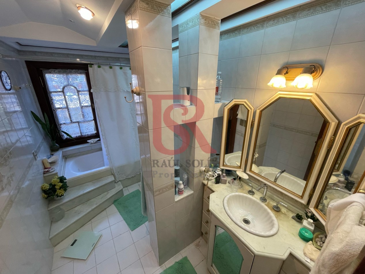 RB - VENTA AMPLIA Y HERMOSA CASA 4 AMBIENTES, COCHERA DOBLE, PATIO, JARDIN Y DEPOSITO AL FONDO - CENTRO DE BERAZATEGUI