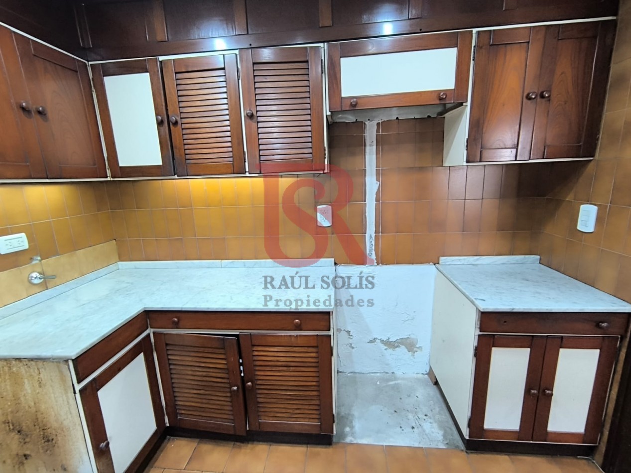 LP - venta hermosa casa con patio y parrilla a metros de la estacion de Don Bosco
