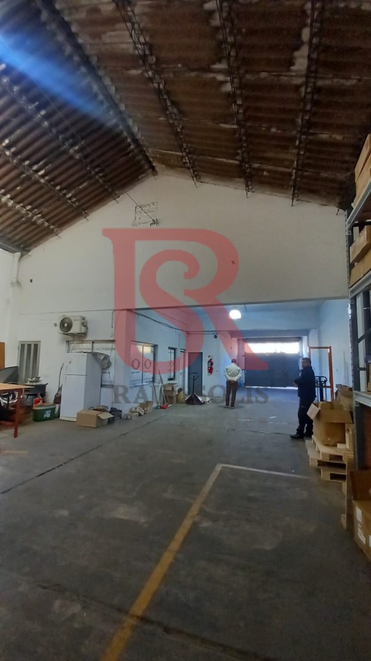 DN - Galpon con oficinas y dos baños en venta!! Av. La Plata