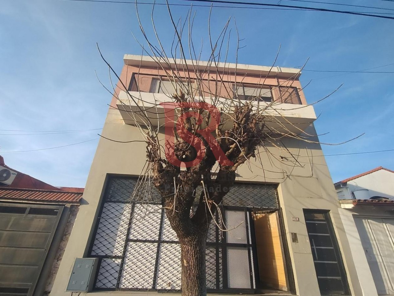 AM. Casa 3 ambientes con Local