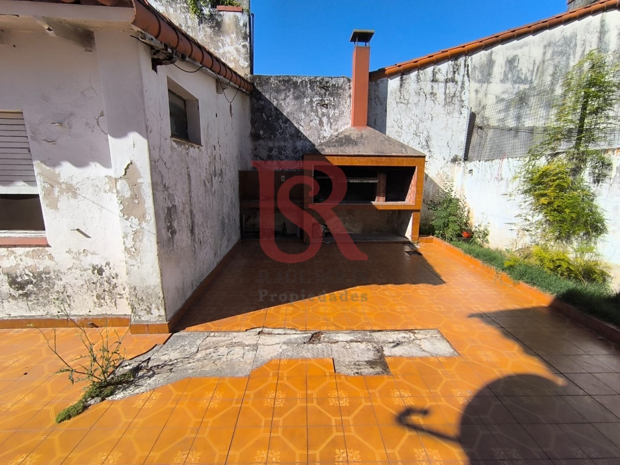 LP - venta hermosa casa con patio y parrilla a metros de la estacion de Don Bosco