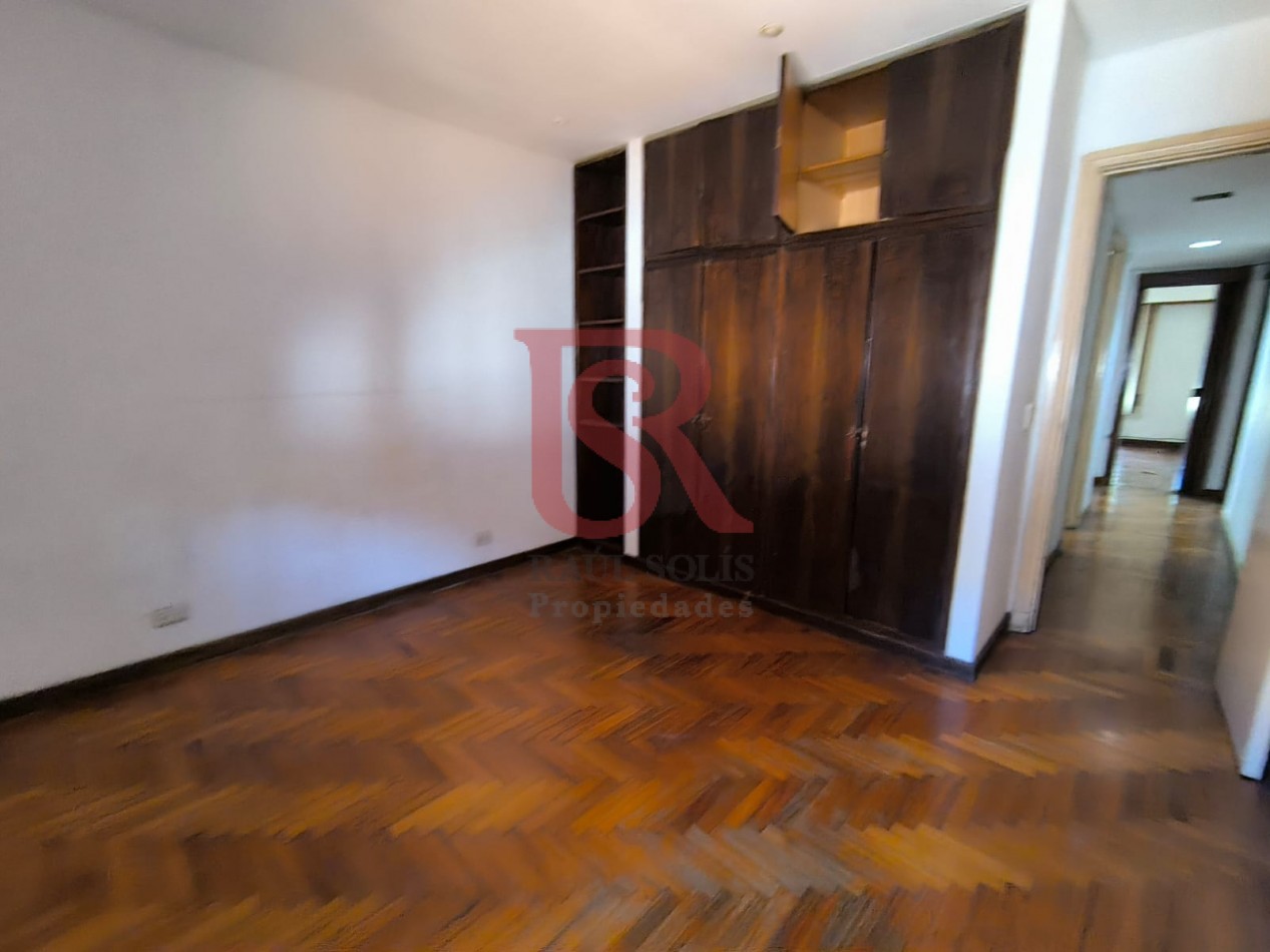 LP - venta hermosa casa con patio y parrilla a metros de la estacion de Don Bosco