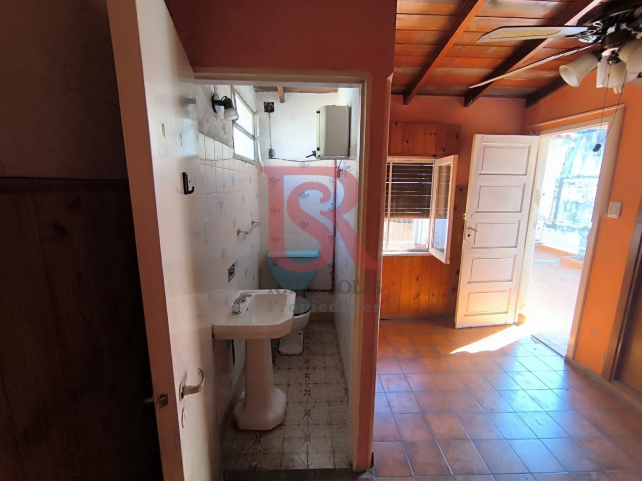 LP - venta hermosa casa con patio y parrilla a metros de la estacion de Don Bosco
