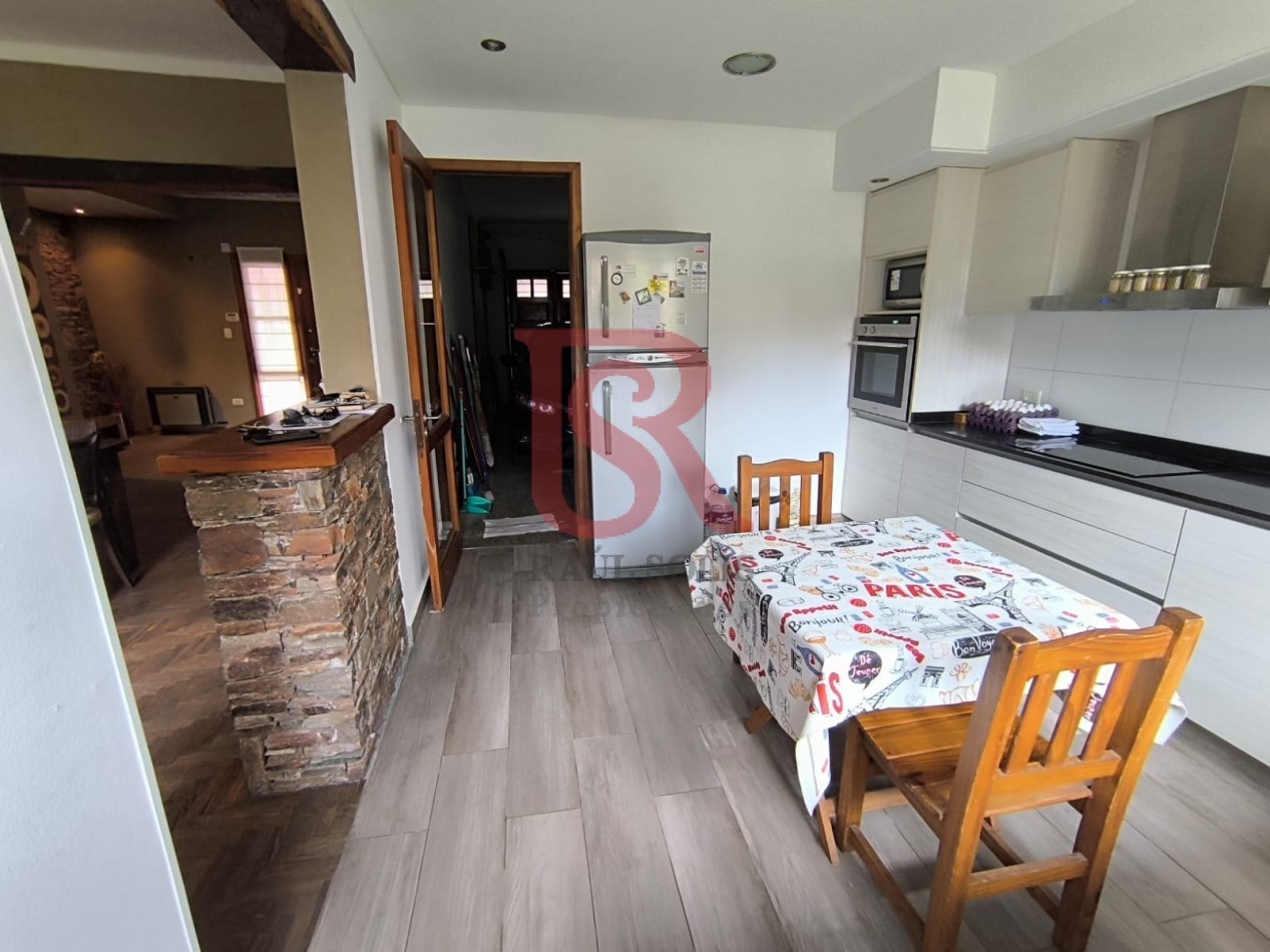 LP - RETASADA Hermosa casa 4 ambientes con quincho, pileta y garaje en Quilmes centro