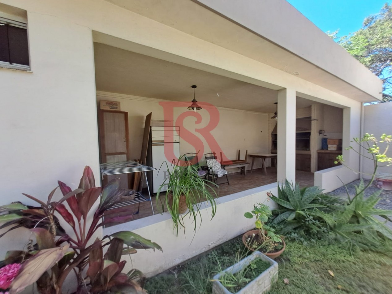 GZ - Casa tres ambientes Excelente  Estado  cochera 