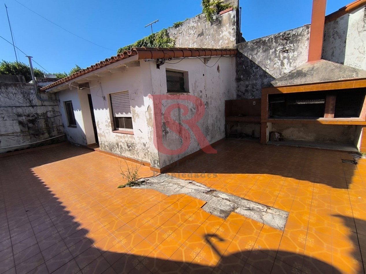 LP - venta hermosa casa con patio y parrilla a metros de la estacion de Don Bosco