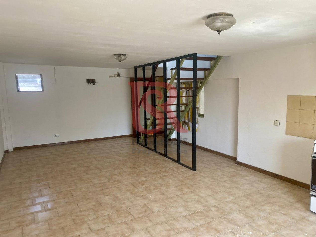 AM. Casa 3 ambientes con Local