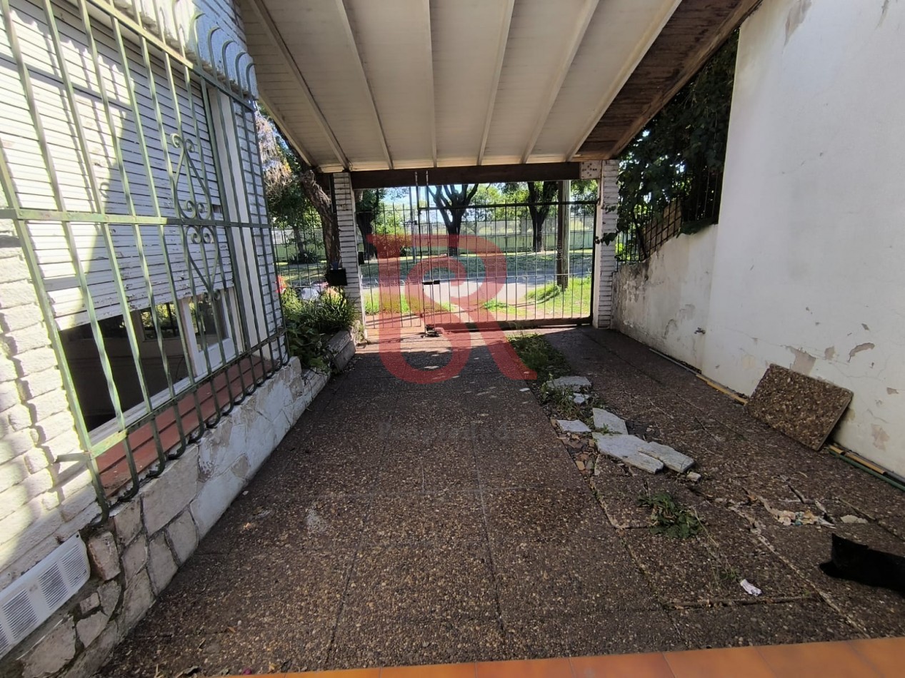 LP - venta hermosa casa con patio y parrilla a metros de la estacion de Don Bosco