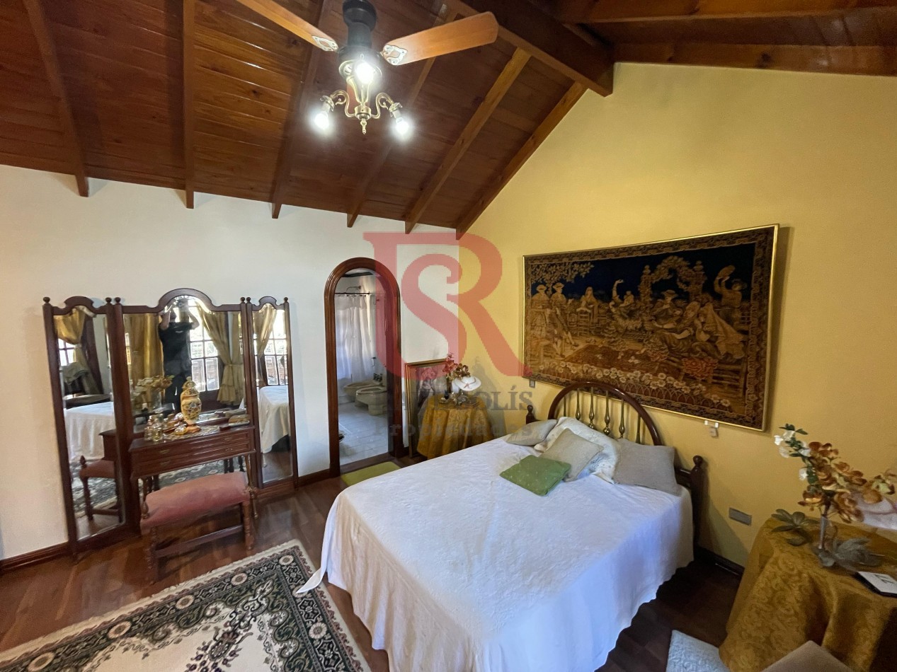 RB - VENTA AMPLIA Y HERMOSA CASA 4 AMBIENTES, COCHERA DOBLE, PATIO, JARDIN Y DEPOSITO AL FONDO - CENTRO DE BERAZATEGUI