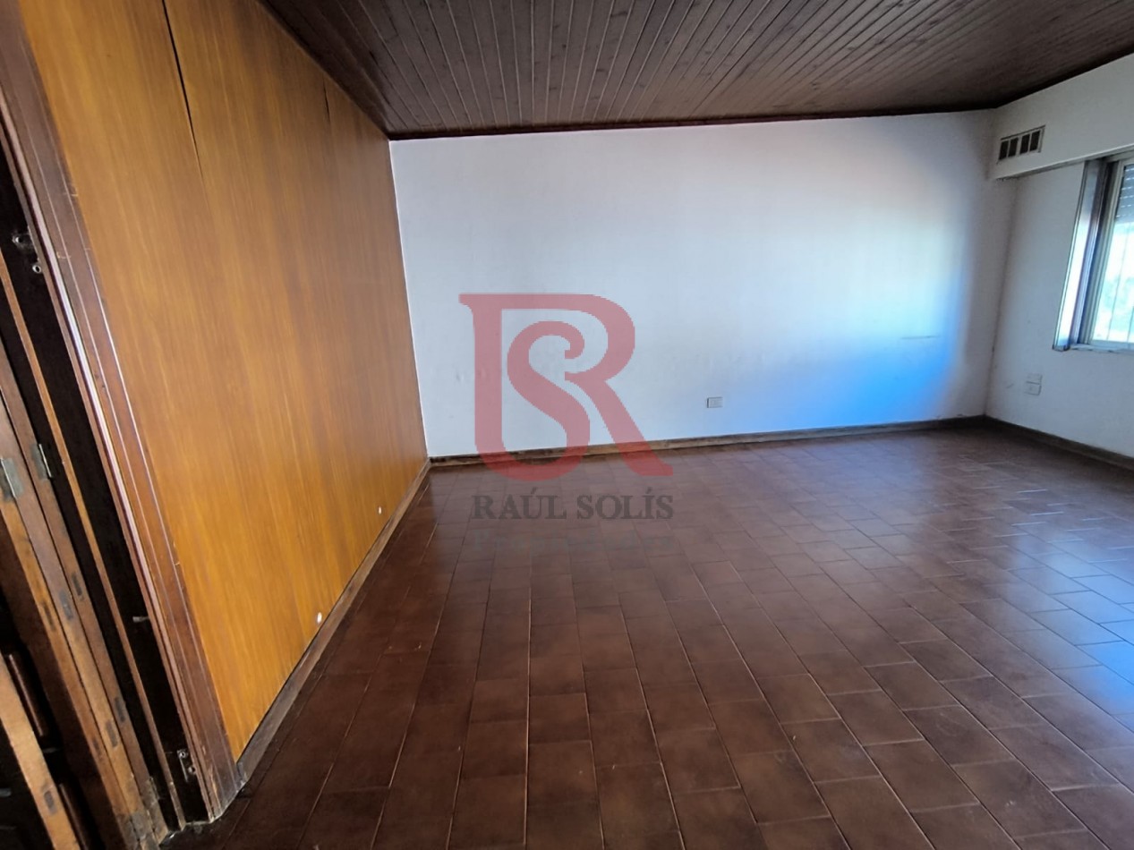 LP - venta hermosa casa con patio y parrilla a metros de la estacion de Don Bosco