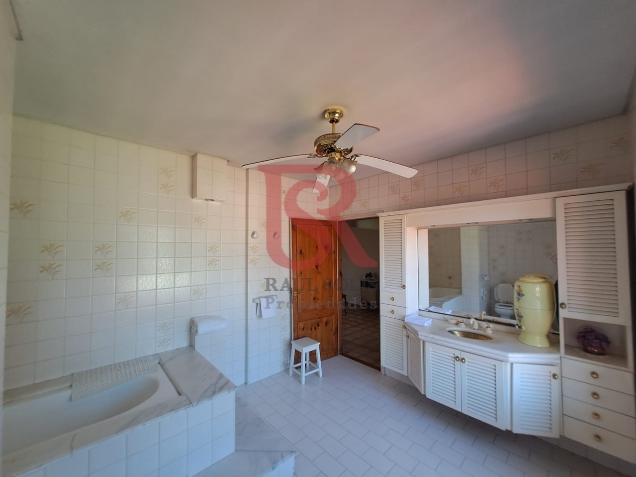 GZ- Imponente Casa en Esquina 