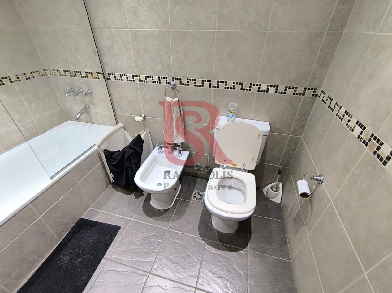 LP - RETASADA Hermosa casa 4 ambientes con quincho, pileta y garaje en Quilmes centro