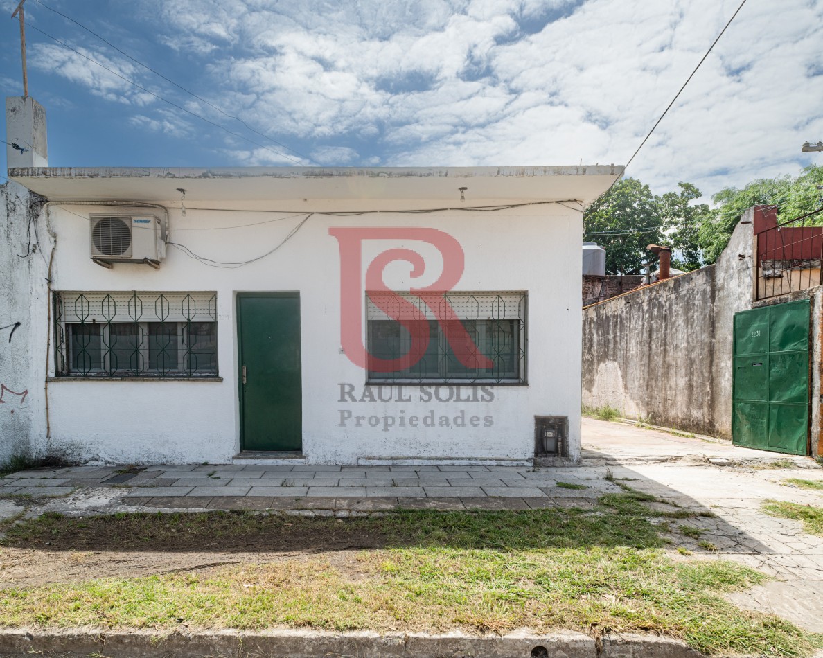 LP - Casa tres ambientes con patio y deposito