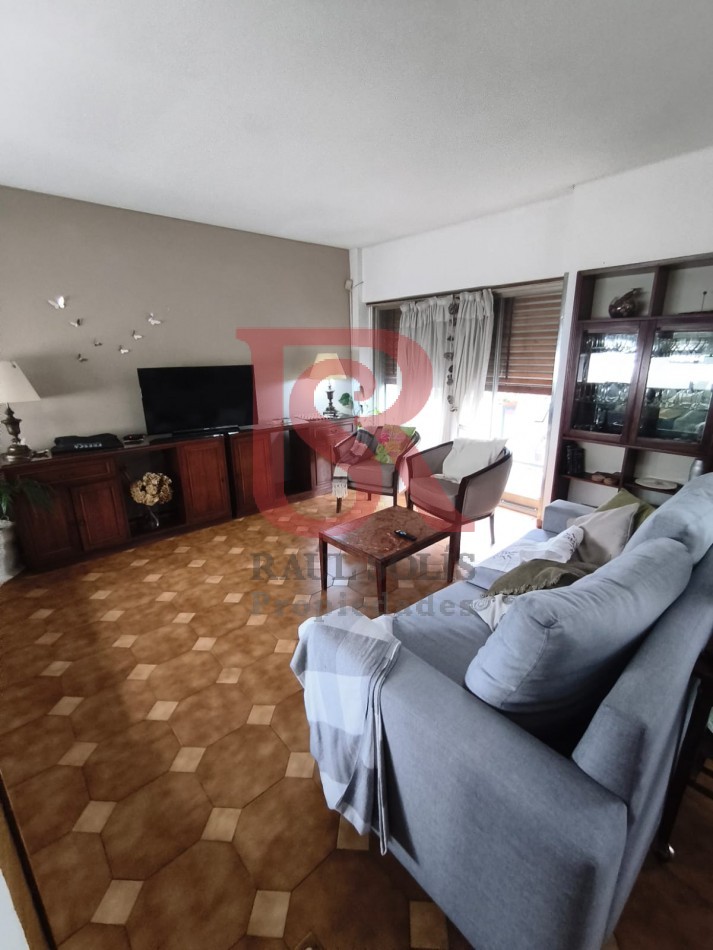 LP - VENTA! Hermoso piso de 4 ambientes con cochera y escritorio en Quilmes centro