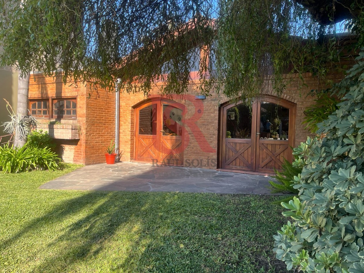 GZ - Gran casa de Categoria desarrollada sobre lote de 13 por 53 (Impecable)