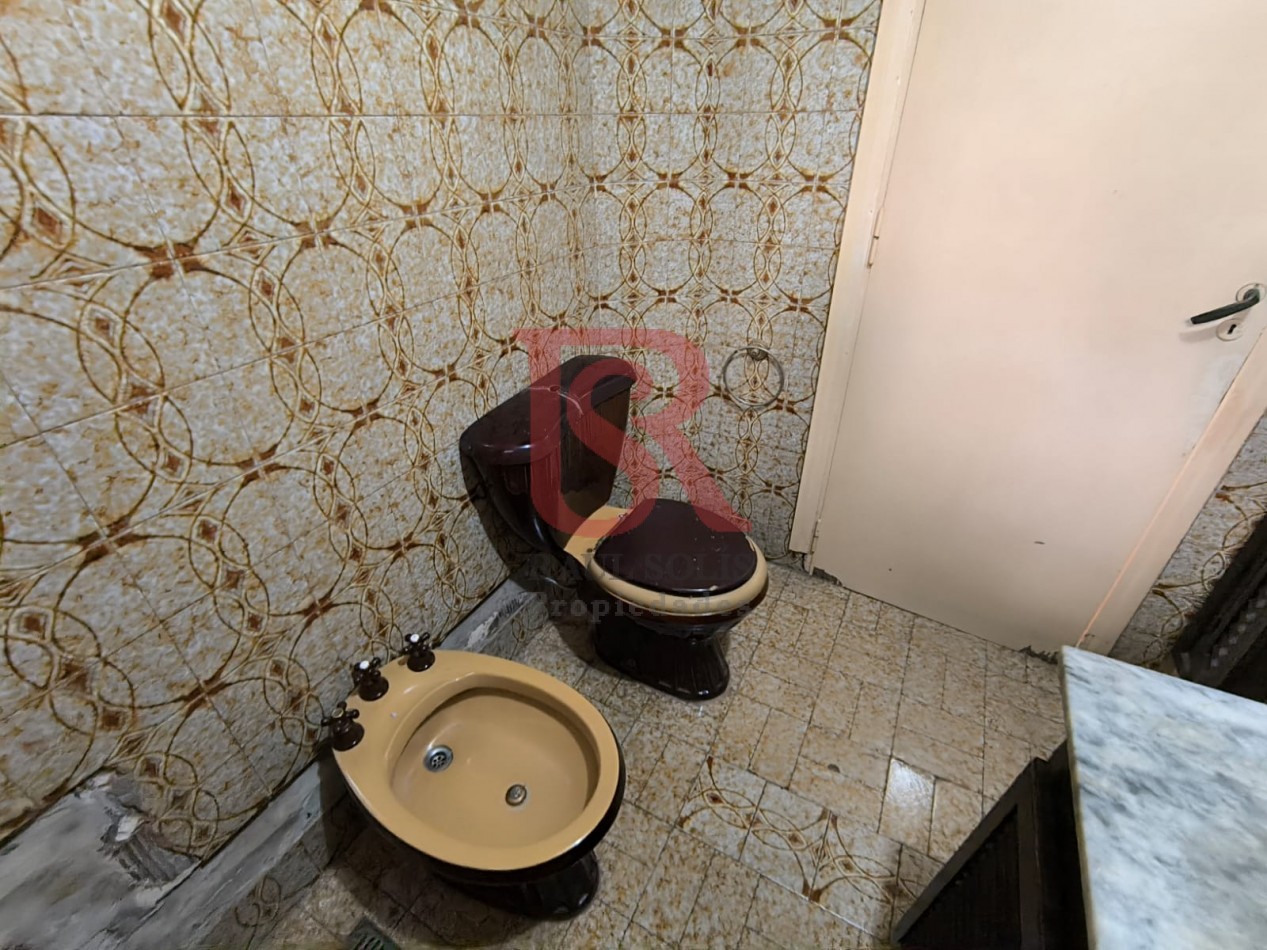LP - venta hermosa casa con patio y parrilla a metros de la estacion de Don Bosco