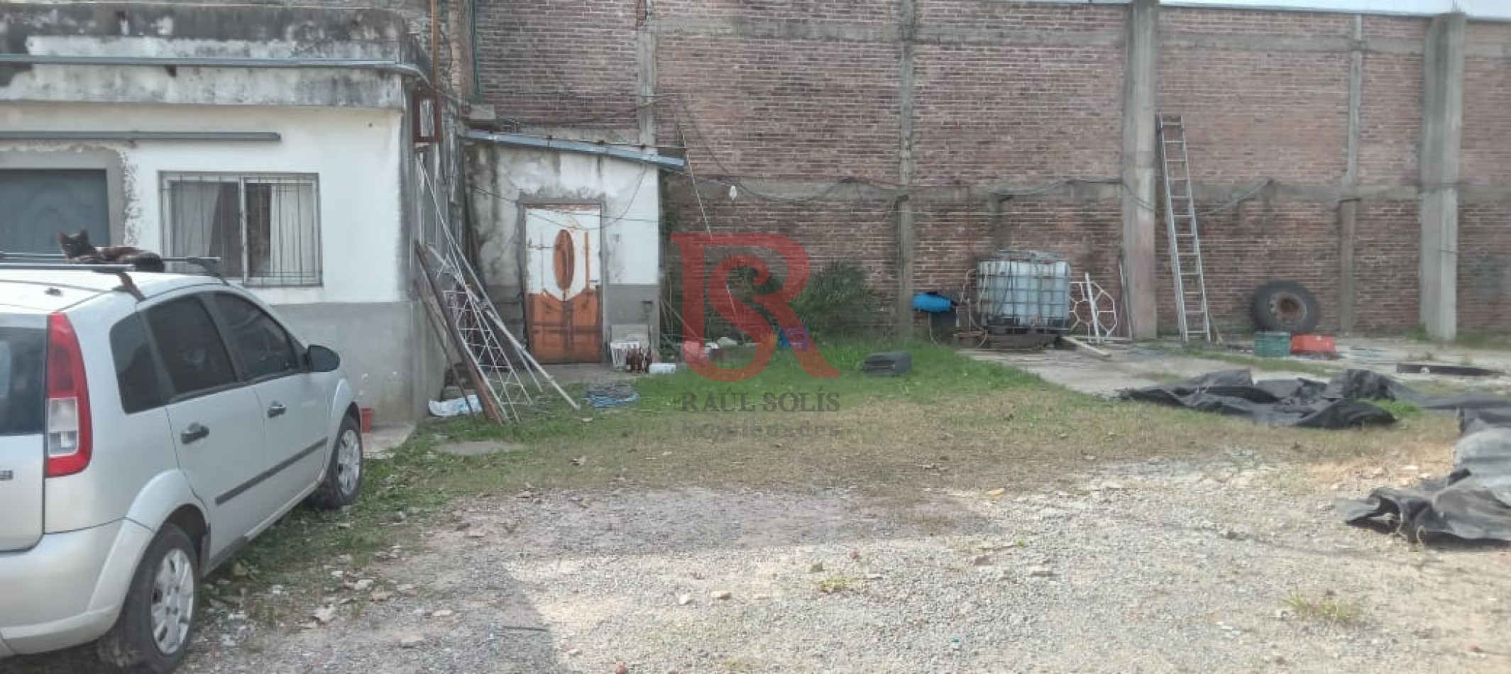 LP - Alquiler gran galpon con nave a metros del acceso en Villa Dominico