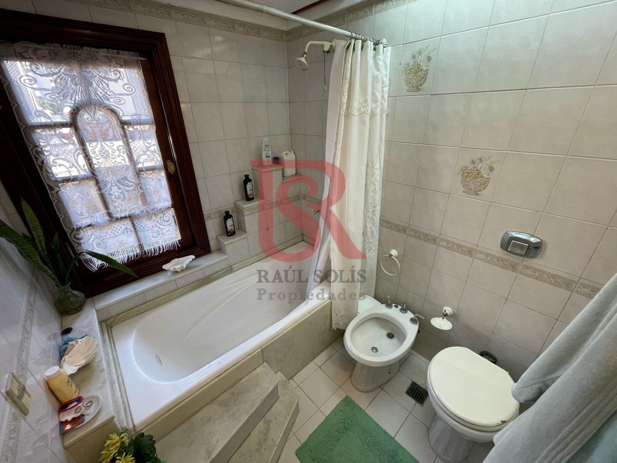 RB - VENTA AMPLIA Y HERMOSA CASA 4 AMBIENTES, COCHERA DOBLE, PATIO, JARDIN Y DEPOSITO AL FONDO - CENTRO DE BERAZATEGUI