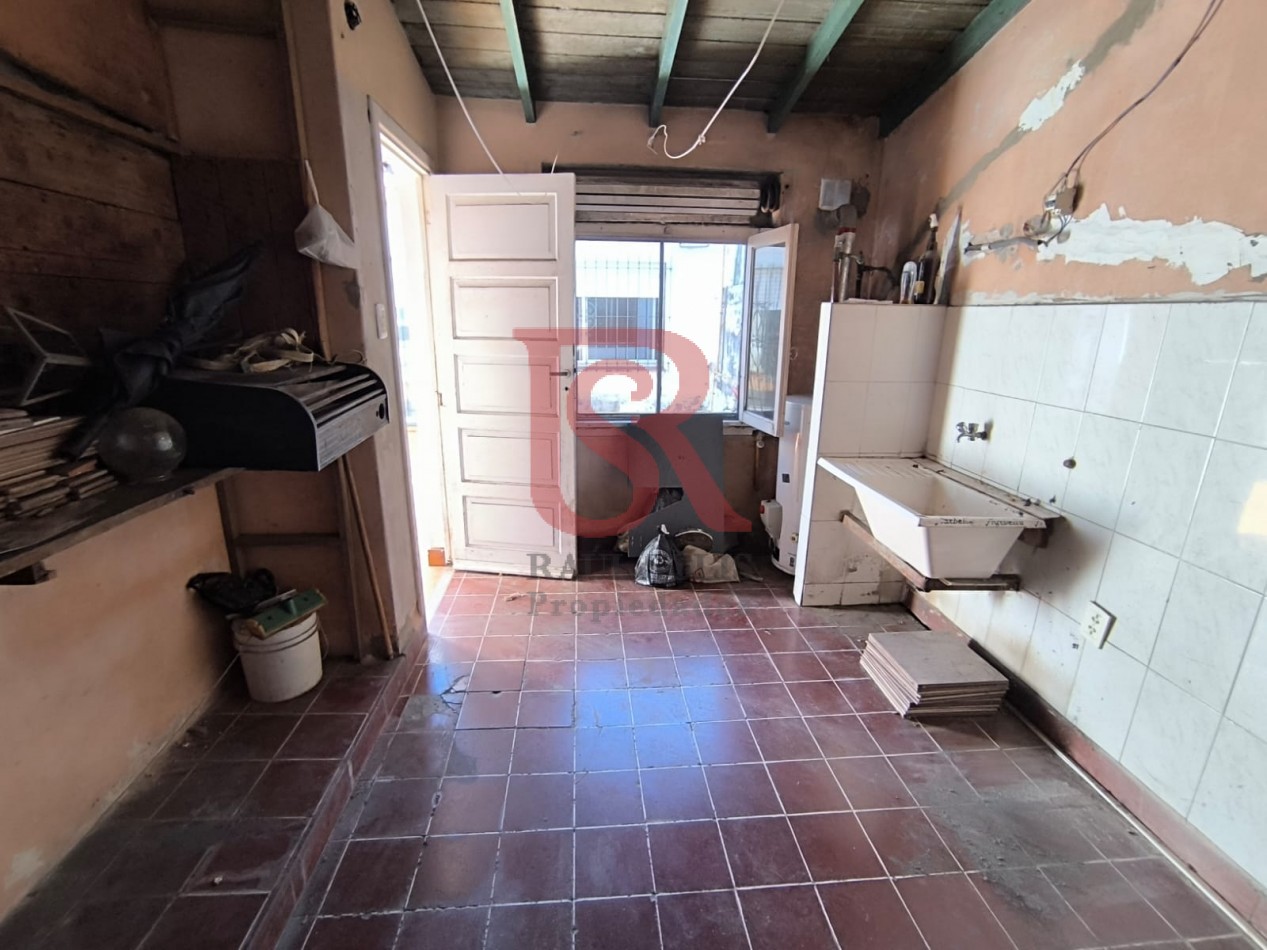 LP - venta hermosa casa con patio y parrilla a metros de la estacion de Don Bosco