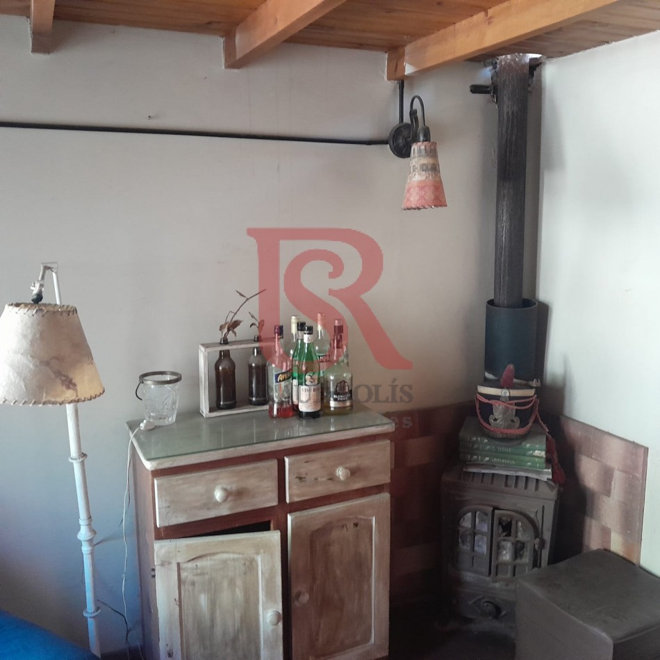 Excelente casa/lote en venta!!! Inmejorable ubicacion Amplia propiedad, sobre un terreno de 8,66 x 38,5 mts. En una ubicacion inmejorable, ideal para emprendimiento o desarrollo inmobiliario. Casa con amplio hall de entrada, living-comedor a la calle con