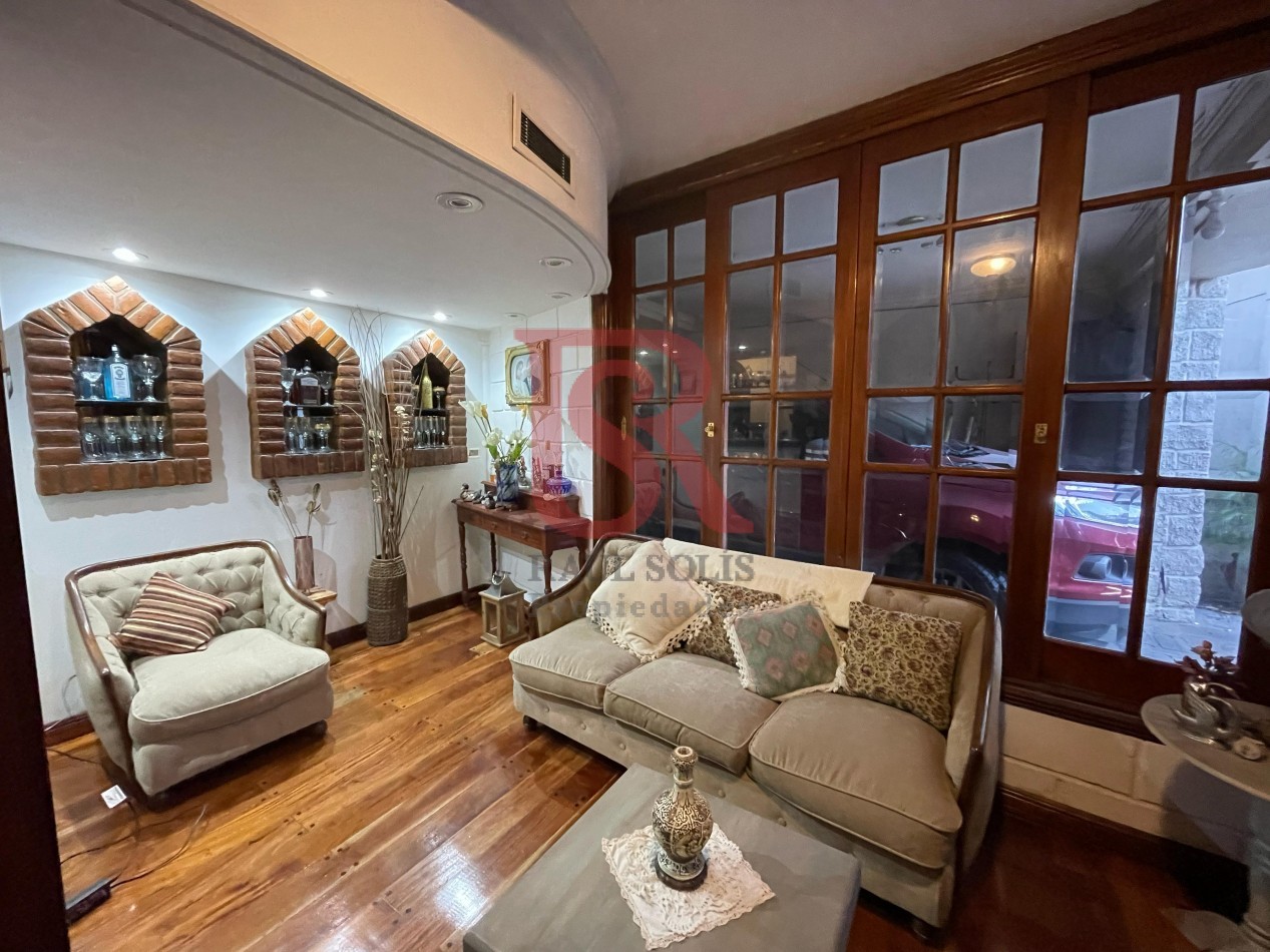 RB - VENTA AMPLIA Y HERMOSA CASA 4 AMBIENTES, COCHERA DOBLE, PATIO, JARDIN Y DEPOSITO AL FONDO - CENTRO DE BERAZATEGUI
