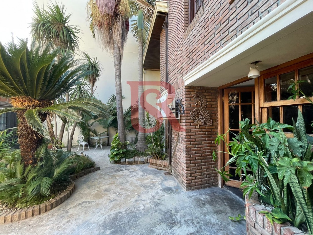 RB - VENTA AMPLIA Y HERMOSA CASA 4 AMBIENTES, COCHERA DOBLE, PATIO, JARDIN Y DEPOSITO AL FONDO - CENTRO DE BERAZATEGUI