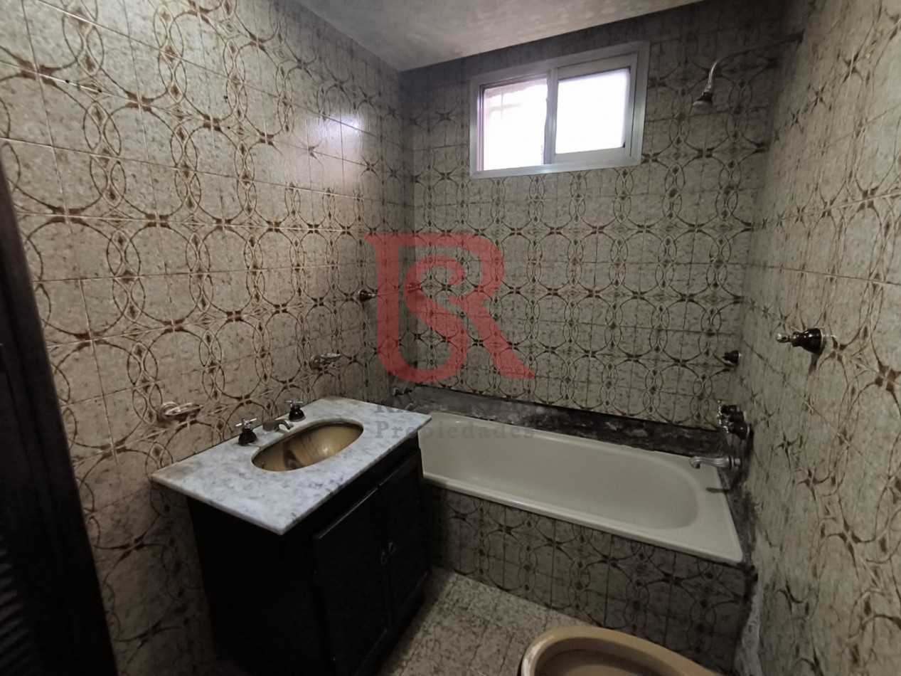 LP - venta hermosa casa con patio y parrilla a metros de la estacion de Don Bosco