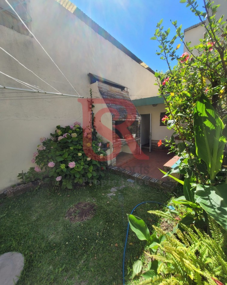 ES. PH AL FRENTE 4 AMBIENTES CON COCHERA Y JARDIN CON PARRILLA - APTO CREDITO-