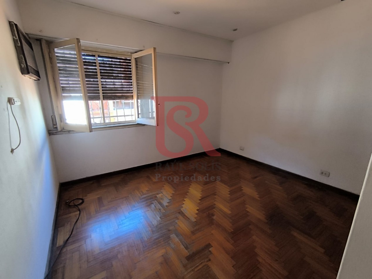 LP - venta hermosa casa con patio y parrilla a metros de la estacion de Don Bosco