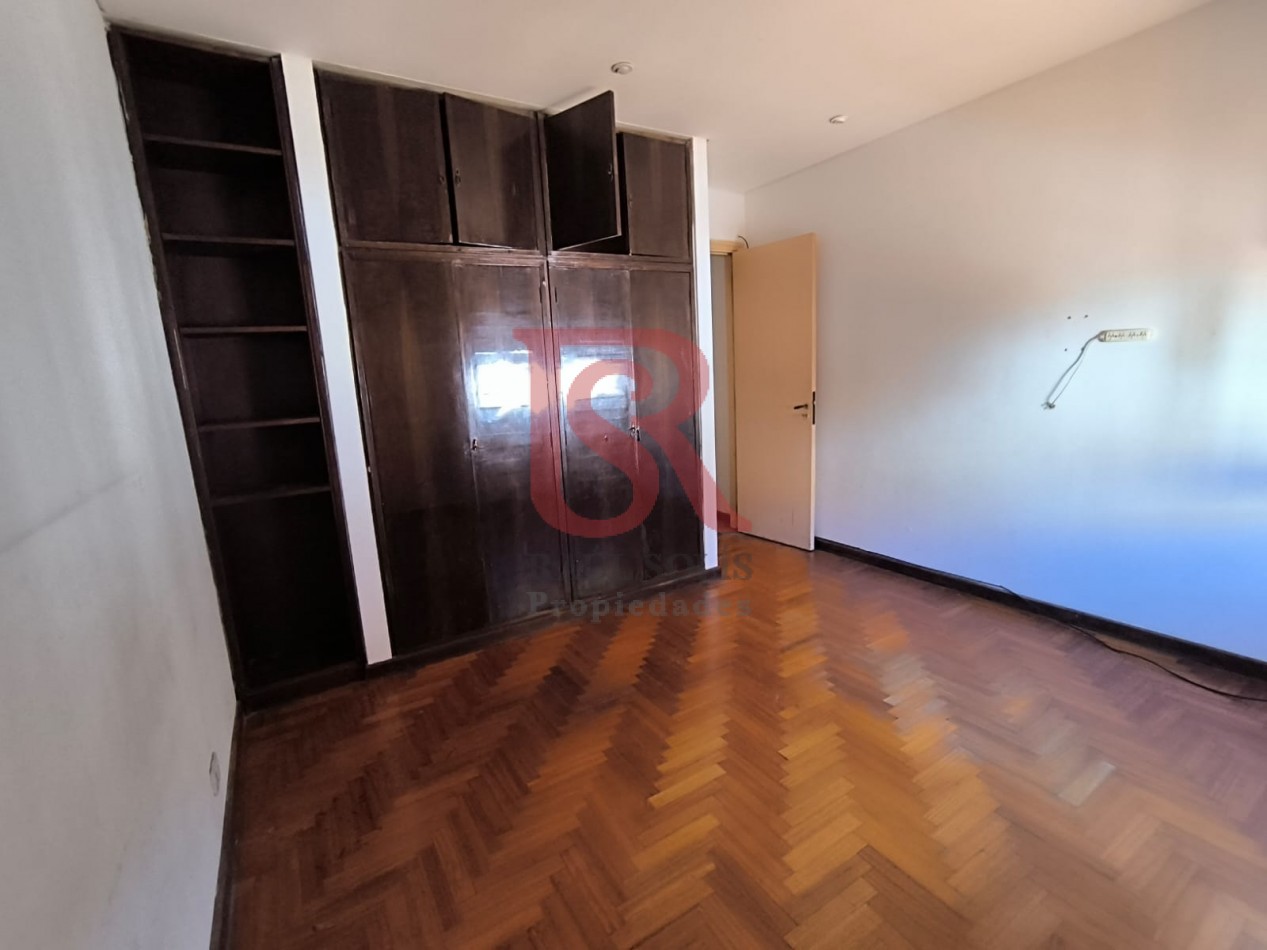 LP - venta hermosa casa con patio y parrilla a metros de la estacion de Don Bosco